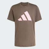 TRAIN ESSENTIALS FEELREADY LOGO TRAINING TEE