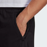 TRAIN ESSENTIALS LOGO TRAINING SHORTS