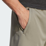 TRAIN ESSENTIALS SEASONAL TRAINING SHORTS